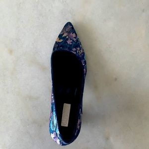 Beautiful Velvet Heels, no damages. Unfortunately, don’t fit anymore.